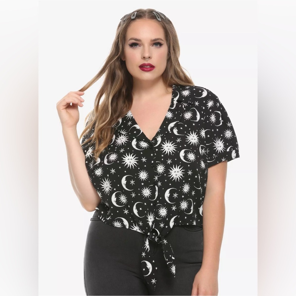 Hot Topic Black & White Celestial Girls Tie Front Button-Up crop top 4X EUC